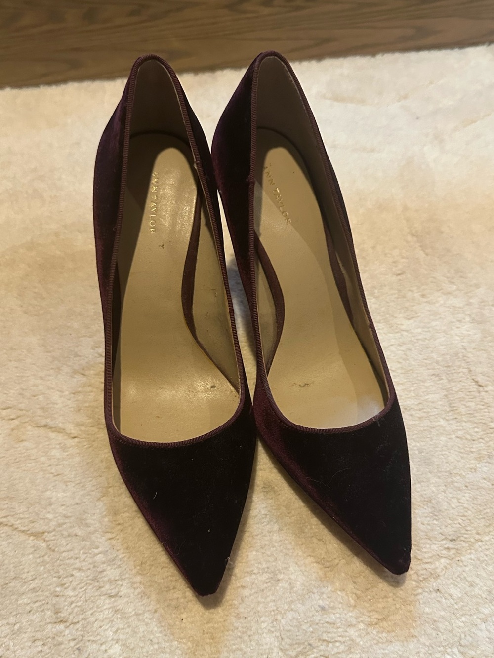 Ann Taylor Velvet Pointed-Toe Pumps in Burgundy sz 9